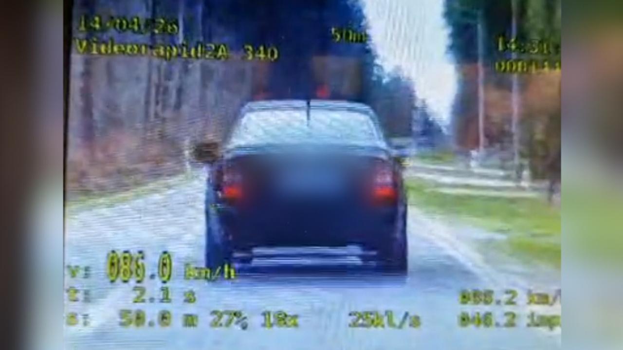 Jechał od lewej do prawej przed radiowozem. Nagranie