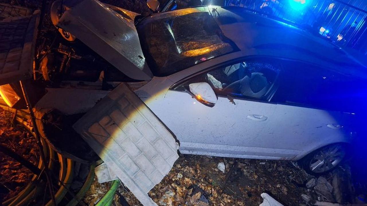 Ukradł paliwo i uciekał przed policją. Szaleńczą jazdę zakończył na ogrodzeniu