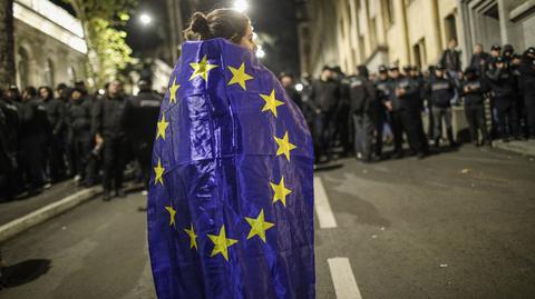 Tysiące ludzi protestuje przed parlamentem. "Wybory zostały ukradzione Gruzinom"