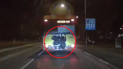 Łódź. Zawiesili się na autobusie i jechali "na gapę". Nagranie