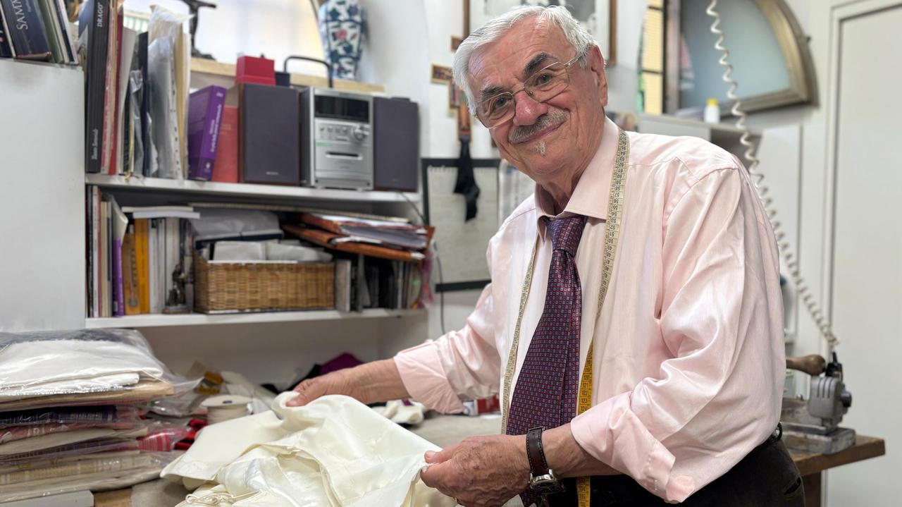 Ubierał trzech papieży. Szyje sutannę dla następcy Franciszka