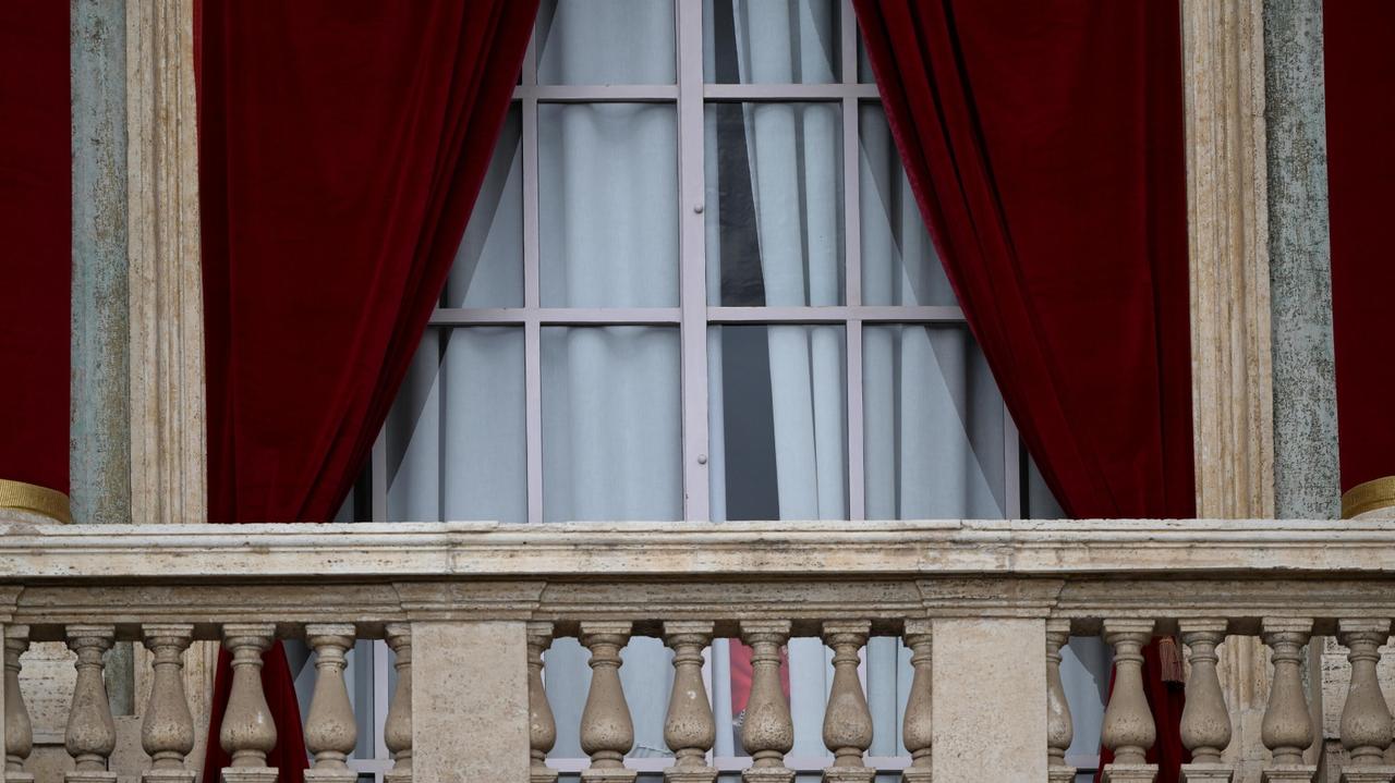 Biały dym w Watykanie. Co teraz dzieje się za zamkniętymi drzwiami