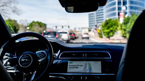 waymo samochod autonomiczny shutterstock_2446239897