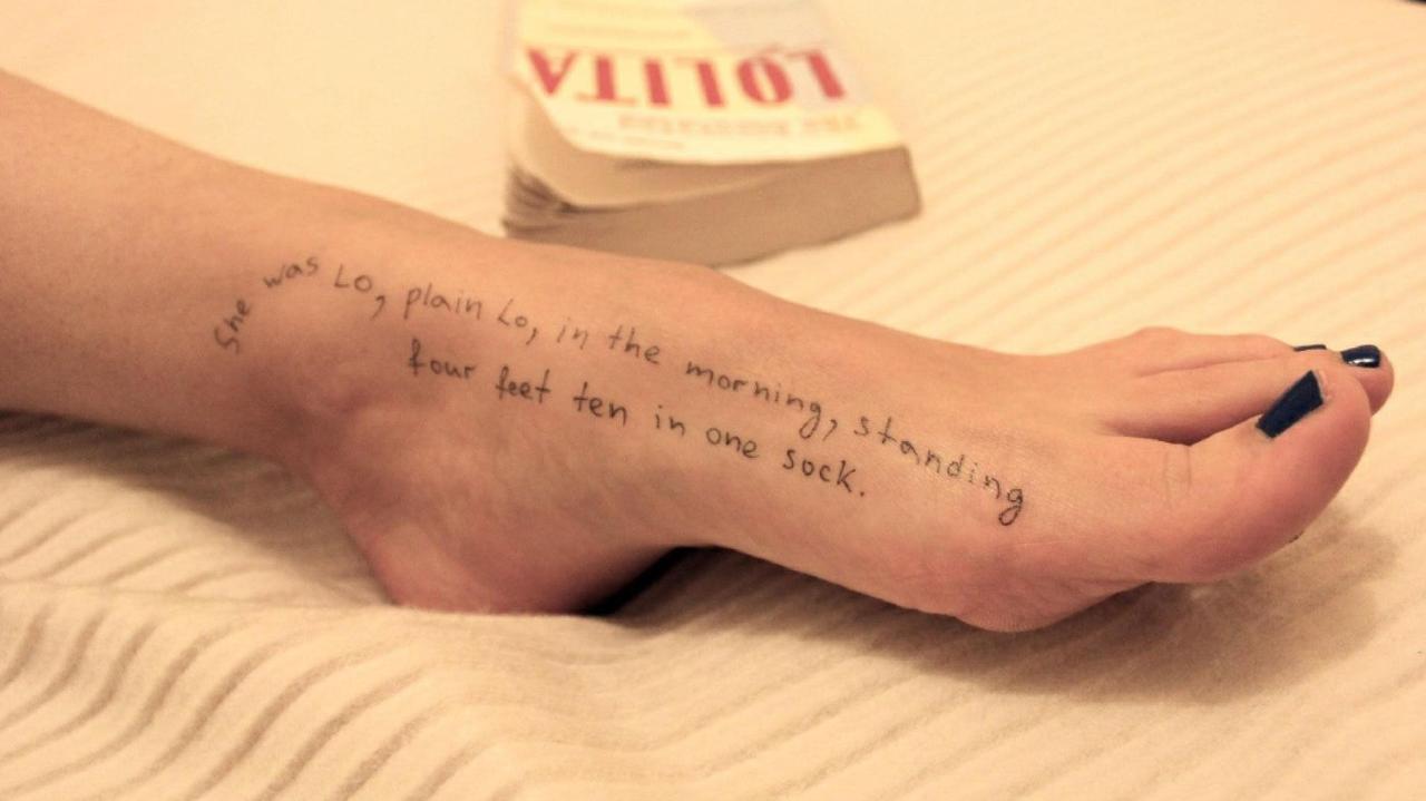 Napisy na ciałach kobiet i wiele znanych osób. Ujawniono nowe zdjęcia Epsteina