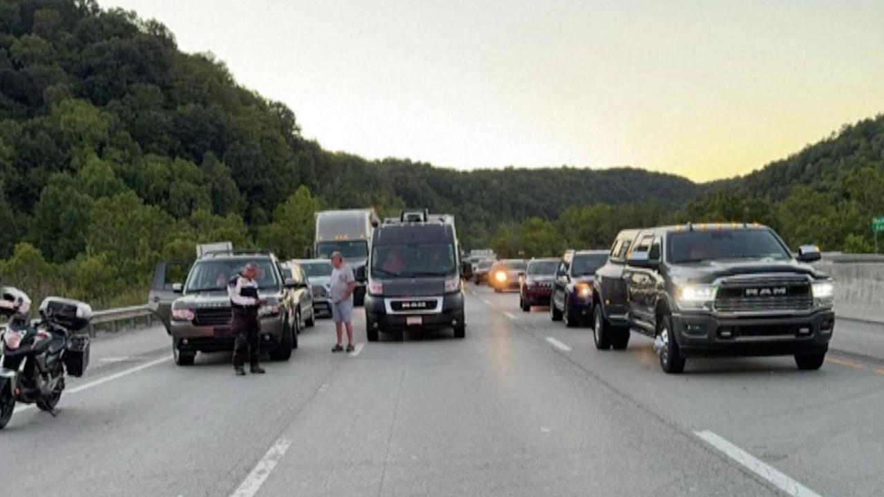 Strzelał do pojazdów na autostradzie, siedem osób rannych. Trwa obława za napastnikiem