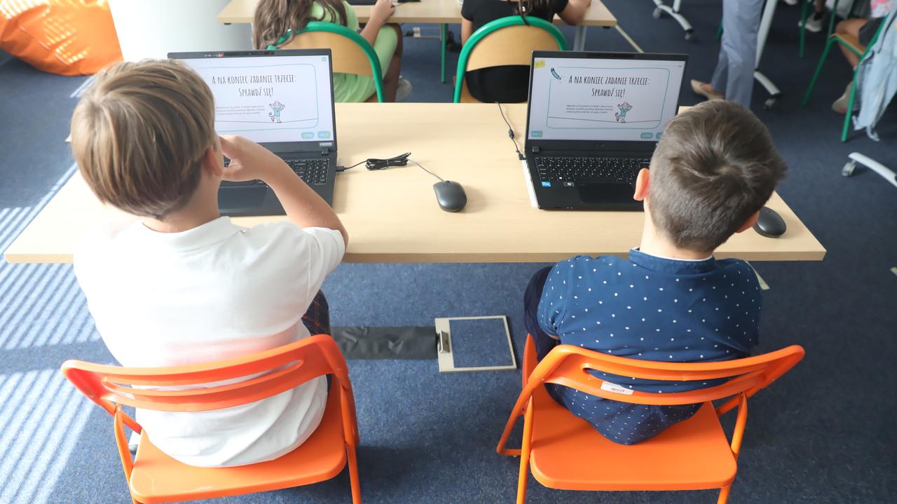 Government slams Nawrocki's veto on school e-journal: "A blow to pupils"