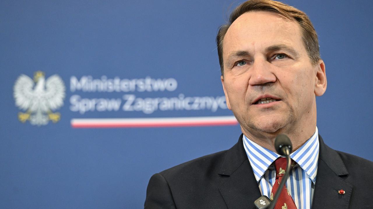 Sikorski apeluje o rachunek sumienia ws. Jedwabnego i Wołynia