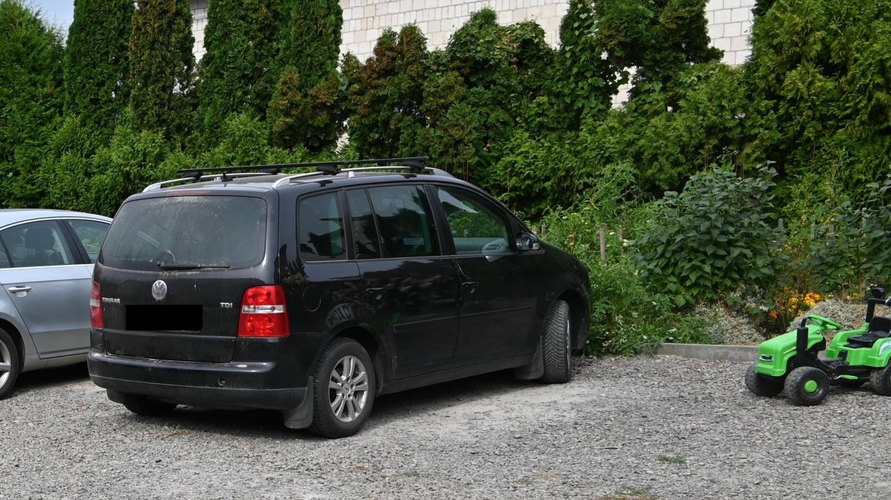 Wypadek na podwórku. Dziadek potrącił półtorarocznego wnuka