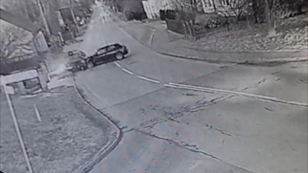 Na zakręcie pojechał prosto. Zderzenie i "silna woń alkoholu"