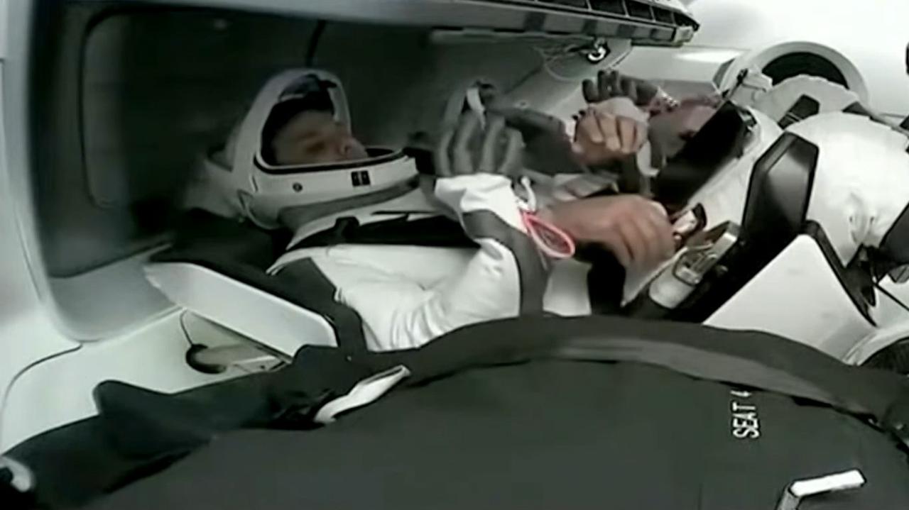 Polak wraca na Ziemię. Astronauci zajmują miejsca w kapsule