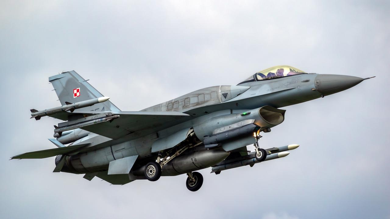 Modernizacja F-16 i "inne niespodzianki". Zapowiedź szefa MON 
