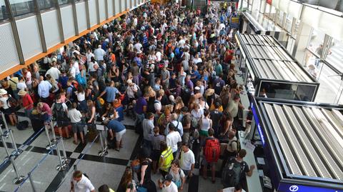 Pasażerowie czekają w kolejkach na Lotnisku Chopina