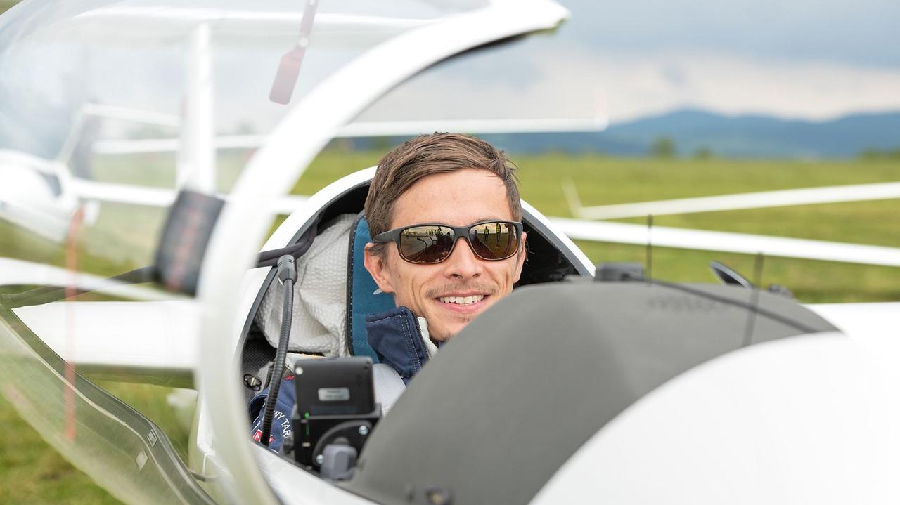 Najpierw skakał, dziś naprawdę lata. Kibicuje mu Dawid Kubacki