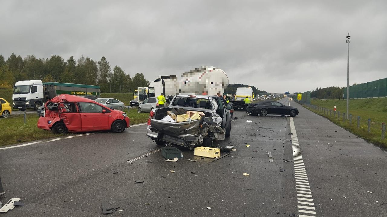 Pięć rozbitych pojazdów na A1. Są ranni