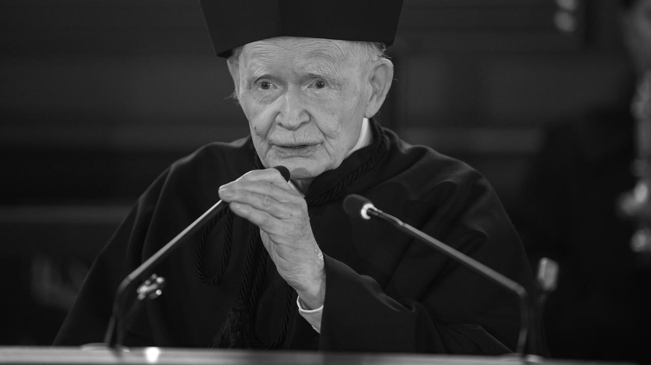 Ostatnie pożegnanie prof. Adama Strzembosza. Spocznie na Starych Powązkach