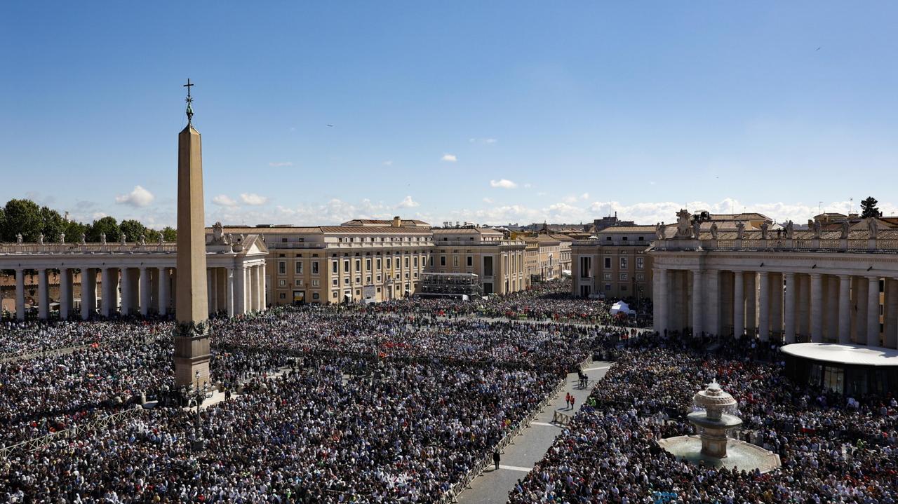 W pogrzebie papieża wzięło udział setki tysięcy wiernych. Zobacz nagranie