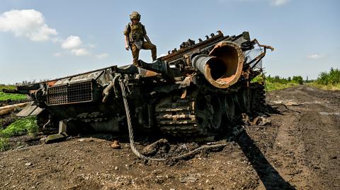 Zniszczony rosyjski czołg T-90M w pobliżu Bachmutu. Nagranie z września 2023 roku  