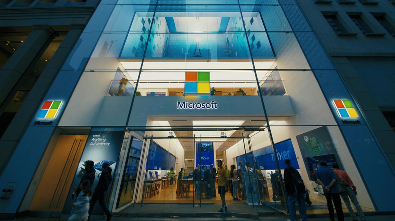 Microsoft zastępuje pracowników sztuczną inteligencją. Teraz liczy zyski