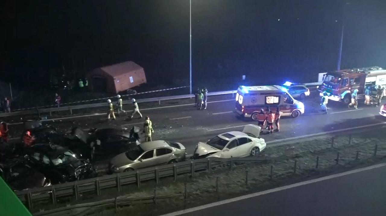 Karambol z udziałem 26 samochodów. Są ranni 