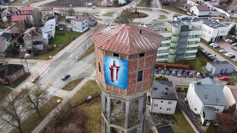 Łomża. Ktoś nielegalnie powiesił na wieży ciśnień religijne banery. Doszło do uszkodzenia mienia miejskiego 