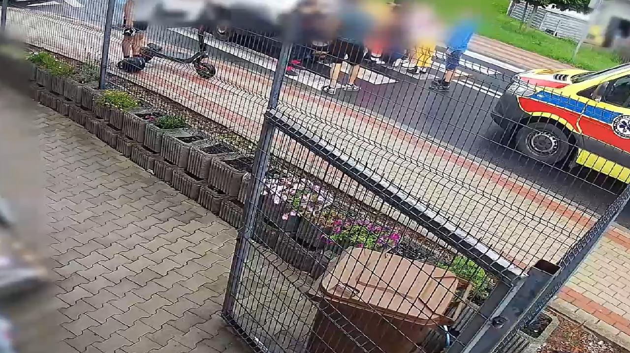 12-latek na hulajnodze wjechał pod nadjeżdżający samochód dostawczy. Nagranie