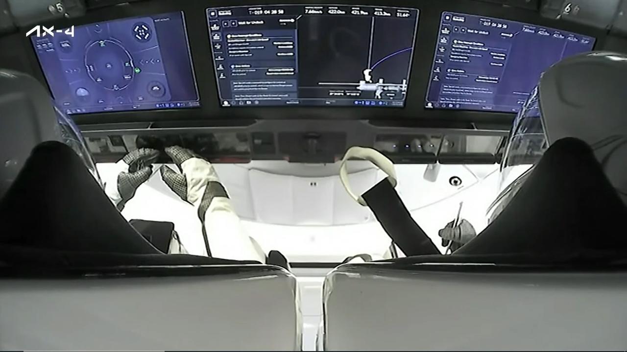 Żegnają się z kosmosem. Astronauci odłączyli się od ISS