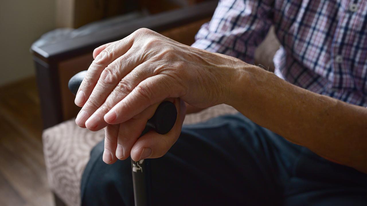 "Wykorzystują seniorów pod przykrywką wsparcia"