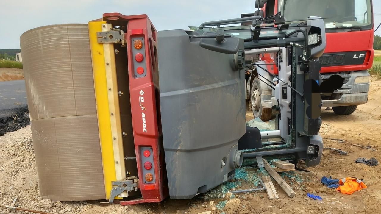 Wypadł z kabiny, przygniótł go walec drogowy
