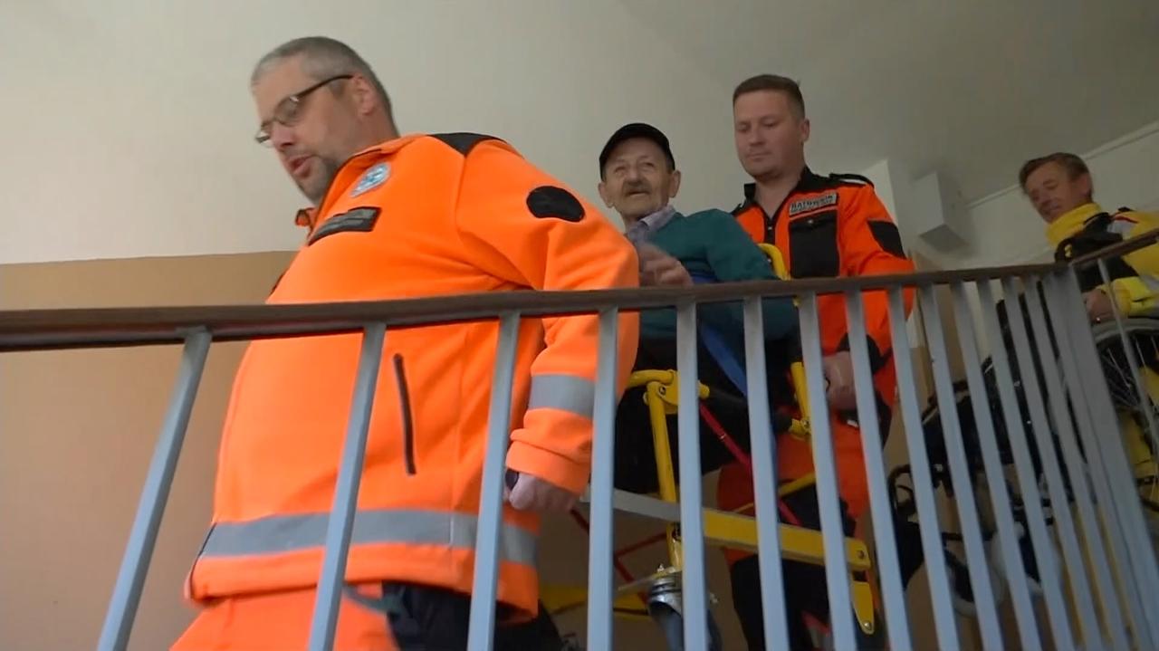 Ratownicy wolontariusze pomagają wyjść na spacer tym, którzy sami nie mogą tego zrobić