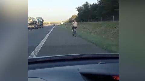 Rowerzysta jechał po autostradzie i ryzykował własnym życiem