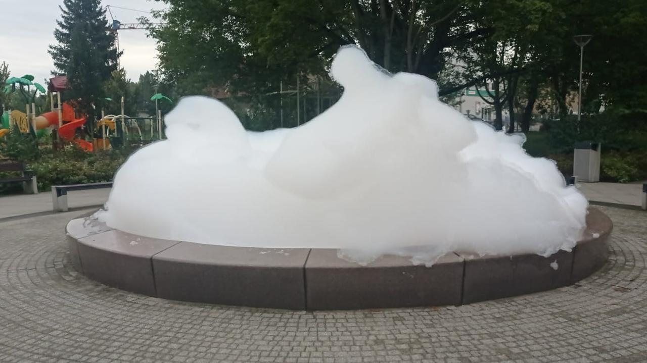 Fontanna pełna piany. "Kosztowny żart"