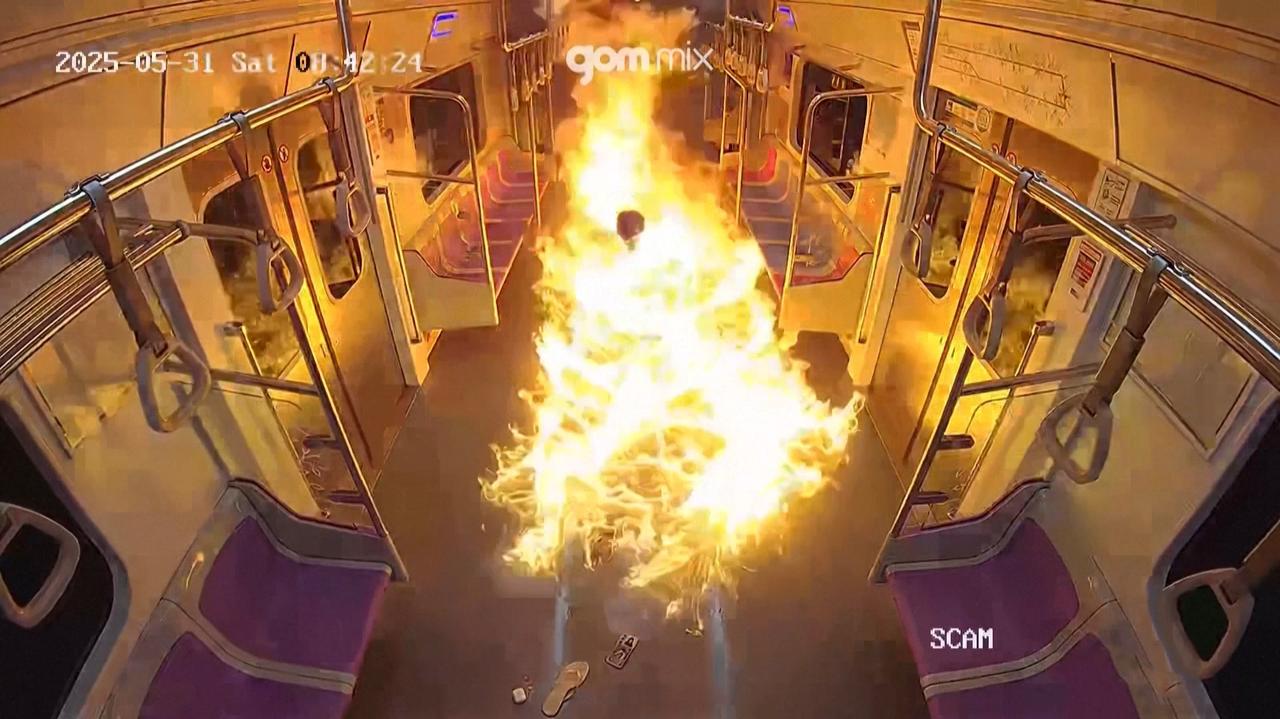 Dostał pismo rozwodowe, podpalił wagon metra. Dramatyczne nagranie z Seulu