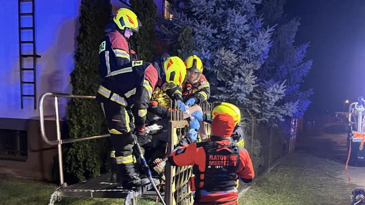 Przechodził przez bramę, nadział się na pręty i utknął