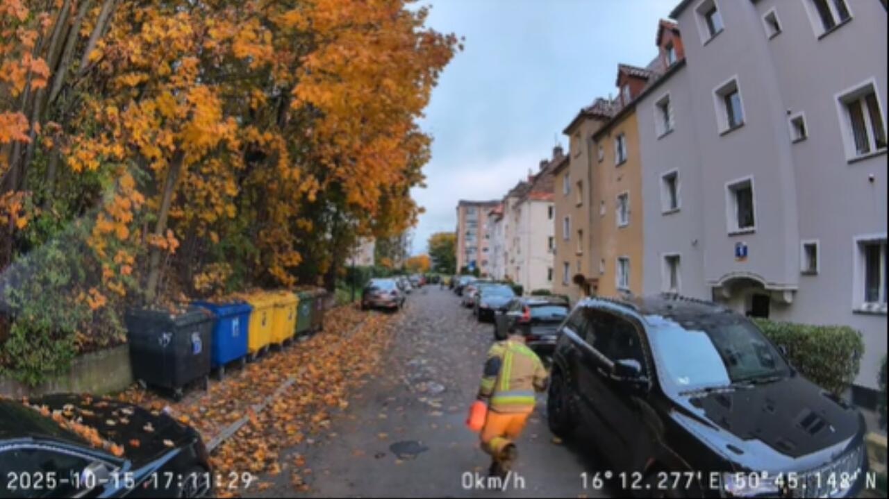 Źle zaparkowane auta utrudniły akcję ratunkową. 