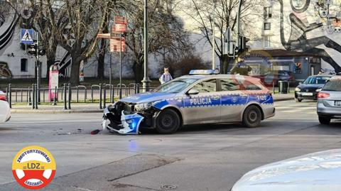 Wypadek z udziałem policyjnego radiowozu i taksówki w Łodzi