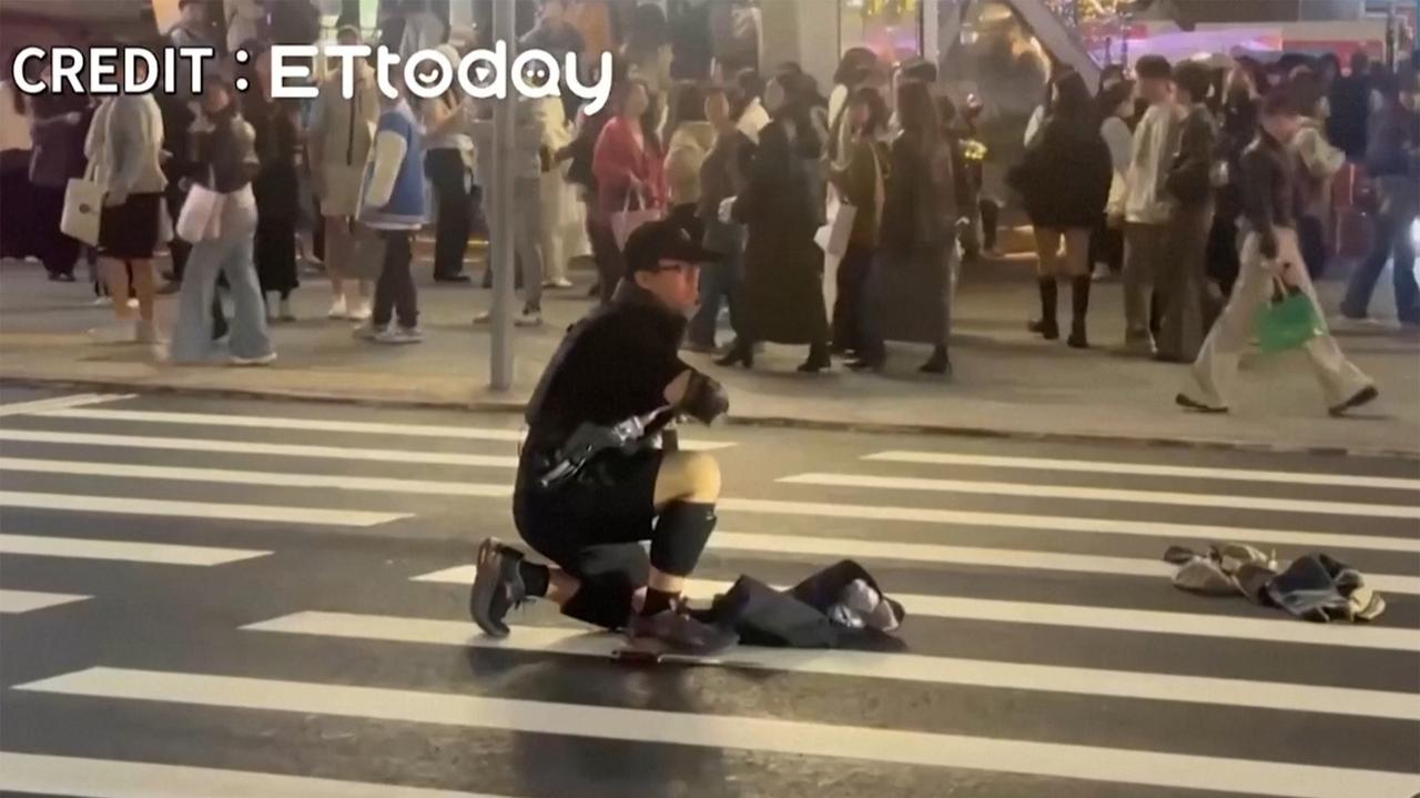 W centrum miasta odpalił bomby dymne i ruszył do ataku. Trzy osoby nie żyją