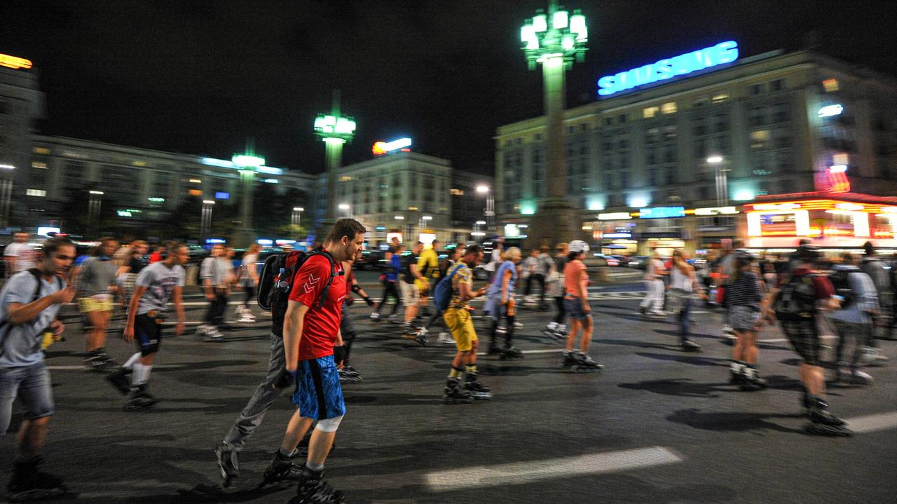 Biegacze, rolkarze, triatloniści na ulicach Warszawy. Sportowa rywalizacja i komunikacyjne utrudnienia