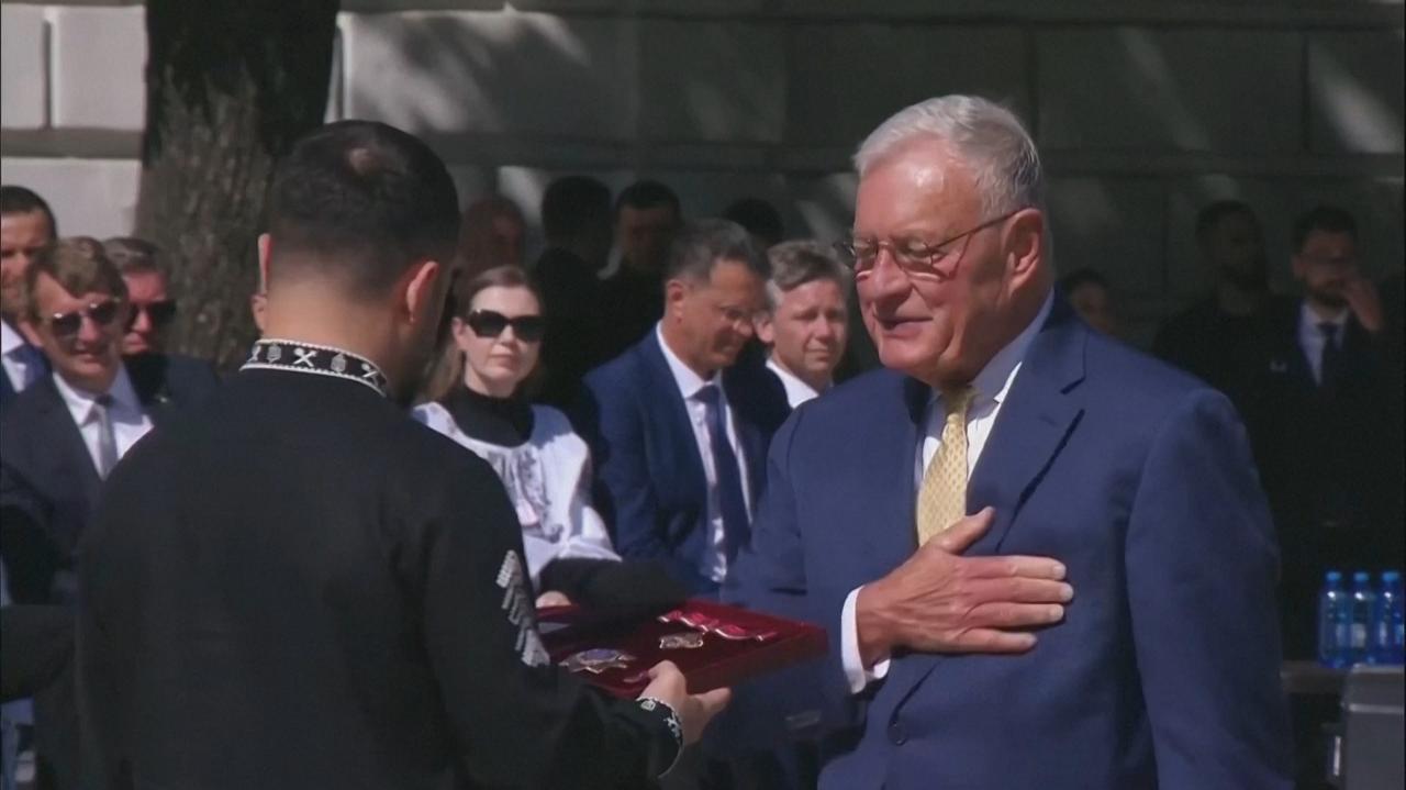 Człowiek Trumpa w Kijowie. Zełenski wręczył mu order