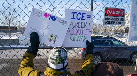 Protestujący gromadzą się przed biurami ICE w Minneapolis 