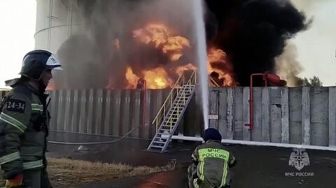 Płonąca baza paliwowa w rosyjskim mieście Azow 