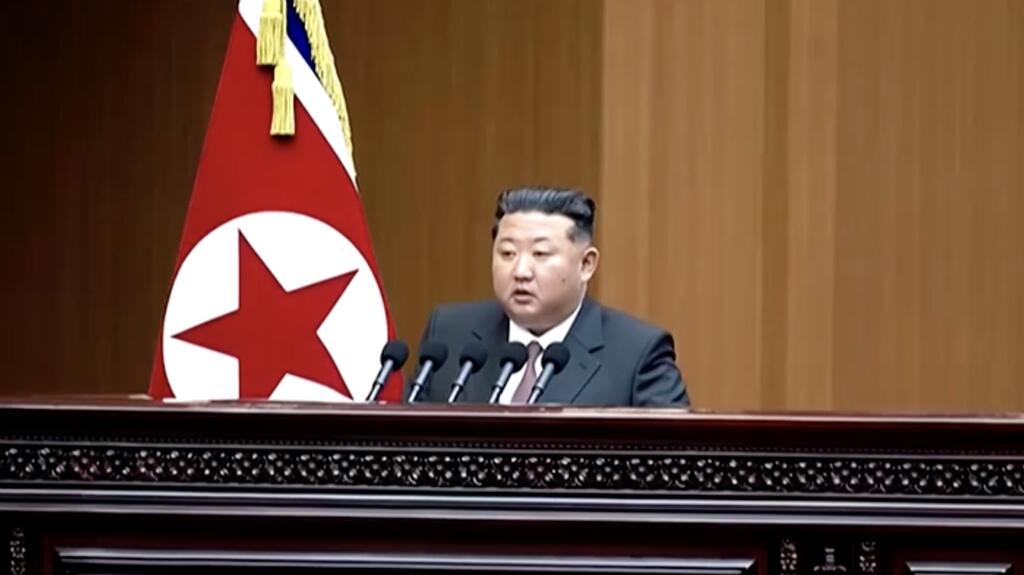 Kim Dzong Un przemawia przed parlamentem w Pjongjangu, 23 marca 2026 roku