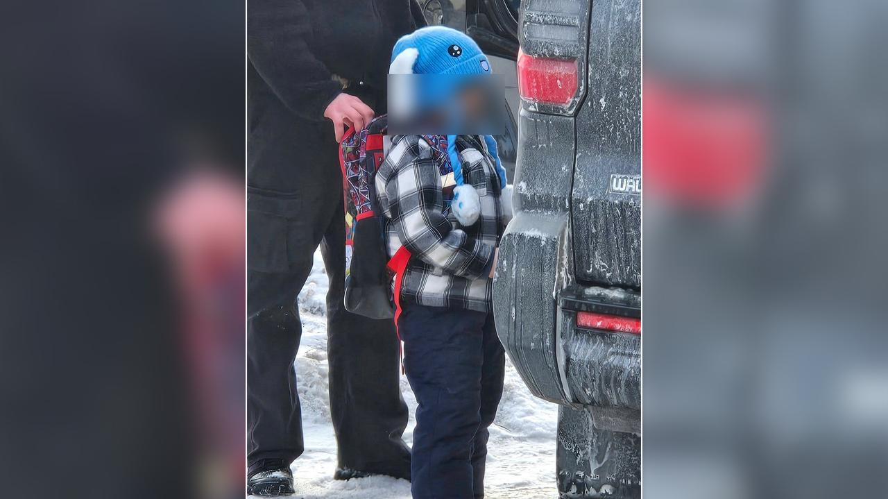 Zdęcie chłopca w niebieskiej czapeczce obiegło świat. Mógł zostać "użyty jako przynęta"