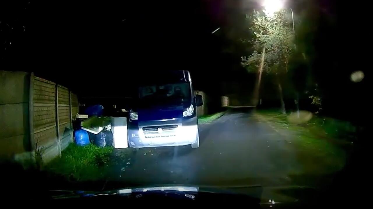 Podrzucili odpady budowlane przed bramę posesji. Wtedy pojawili się właściciele. Nagranie