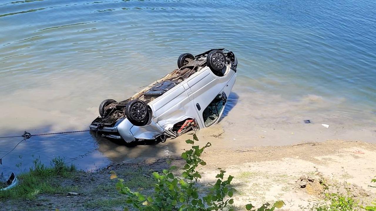 Ze skarpy do wody. Auto wyciągnęli strażacy