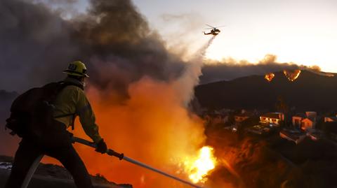 Ogień trawi Los Angeles. Akcję gaśniczą utrudnia silny wiatr