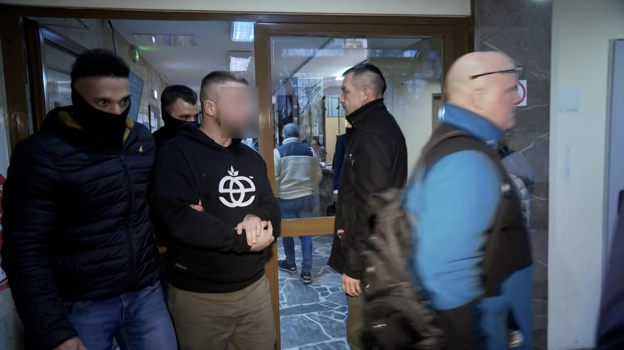 Młody mężczyzna zmarł w mieszkaniu księdza. Rusza proces