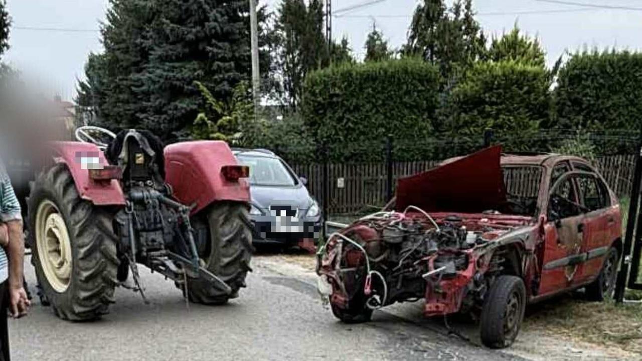 Pijany traktorzysta holował spalone auto, wjechał w płot