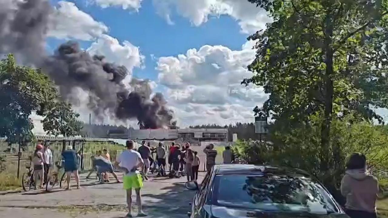Płonął dach na budowie basenu