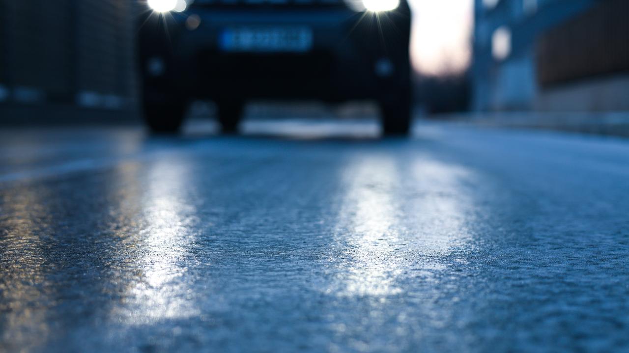 Gołoledź na drogach. Ostrzeżenia w kilku województwach