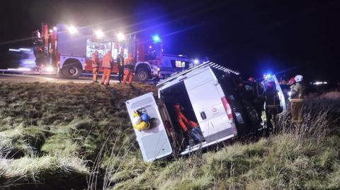 Żerdź. Kierowca busa najechał na tył naczepy. Do szpitala trafiły trzy osoby 